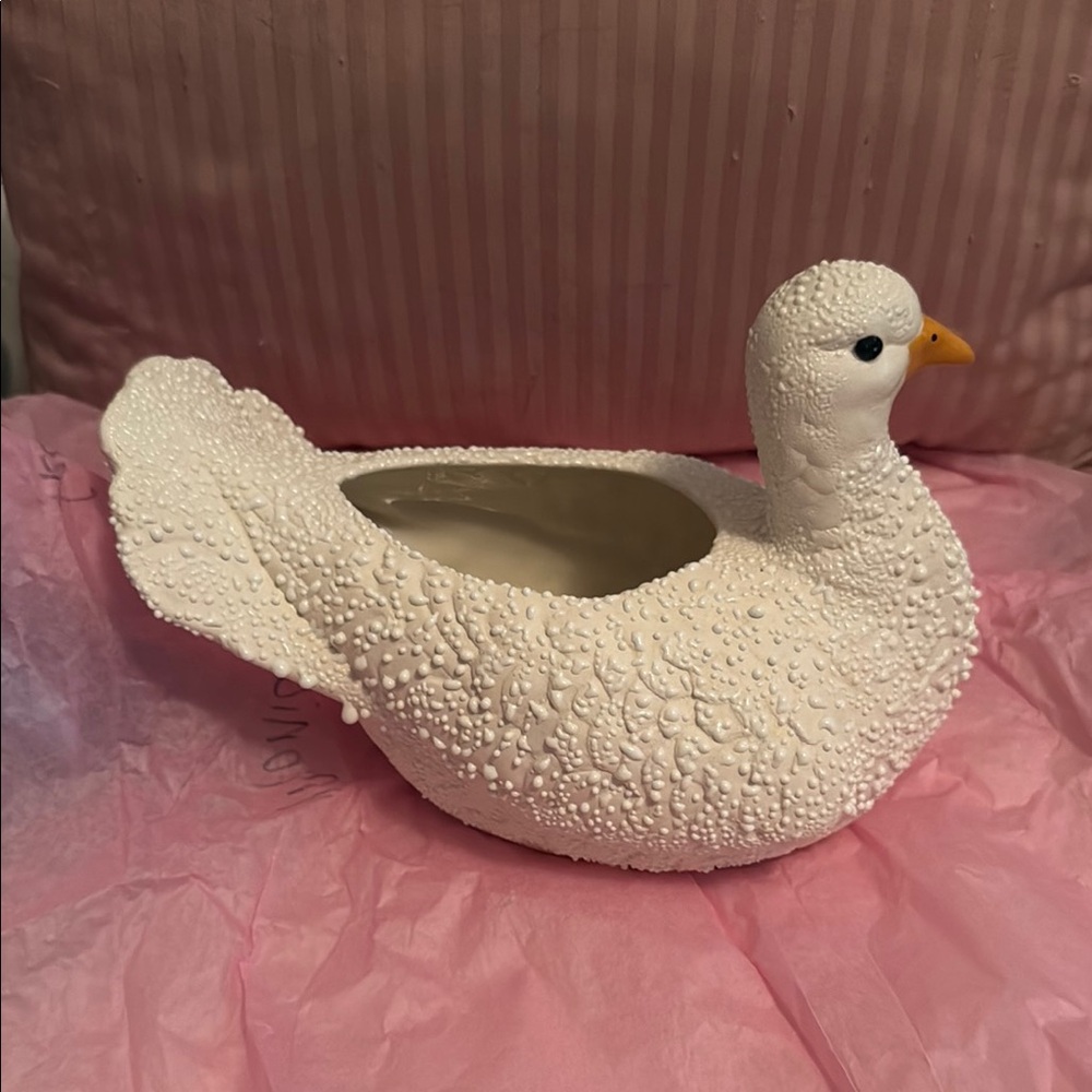 Elegant White Dove Figurine. Hand crafted in 1983. Excellent new condition.